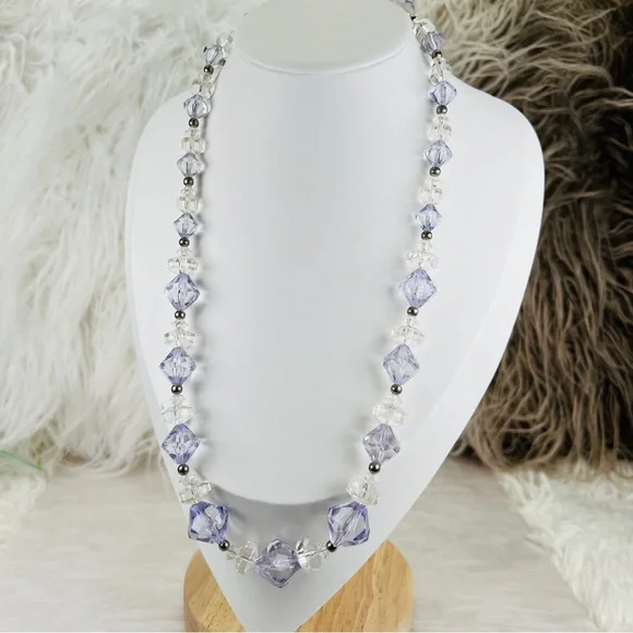 Vintage light weight purple clear beaded necklace - Picture 6 of 8